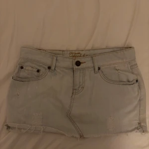 lågmidjad jeans kjol - ljusblå jeanskjol, lågmidjad, detaljer på framsidan och på fickorna