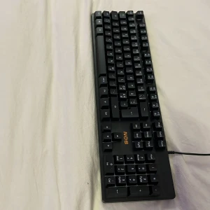 Tangentbord Svart  - Väldigt bra tangentbord för gaming, arbete. Tangentbordet har aldrig använts det har bara legat på ett skrivbord. 