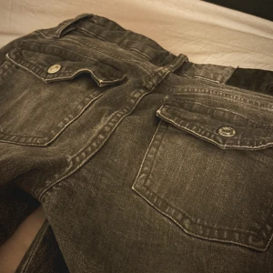 Mörkgråa jeans från lager 157 - Säljer ett par mörkgråa jeans från lager 157, i modellen ”90’s boot”🤗 Dom är raka nedtill, nästintill utsvängda. Storlek Xs ”Full Length”🥰Aldrig använt.