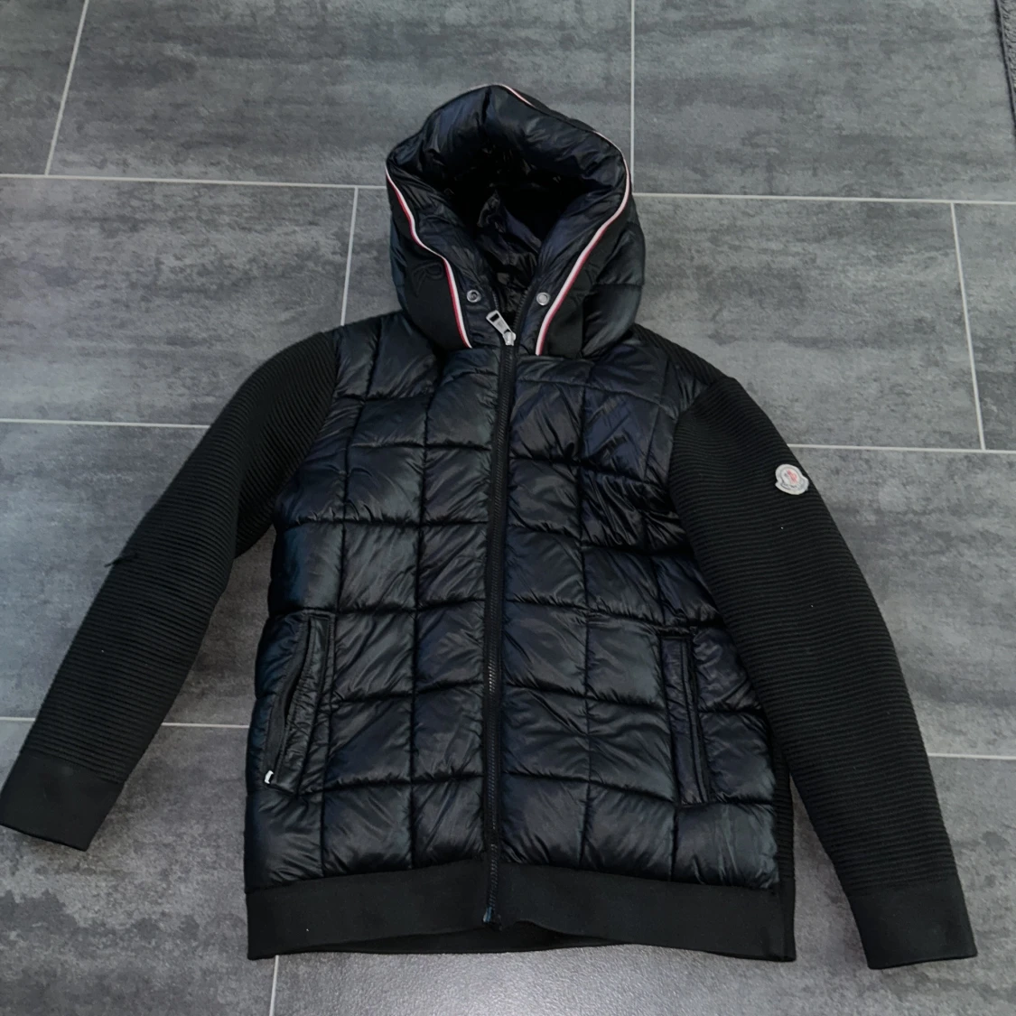 Svart Moncler pufferjacka med huva
