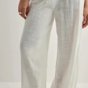 Easy breeze pants - Snygga och luftiga vita linnebyxor med breda ben och avslappnad passform. Perfekta för varma dagar med sitt tunna och svala material. Byxorna har en enkel och stilren look som passar till det mesta.
