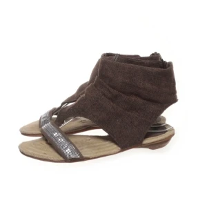 2000s sandaler - skor i storlek 39, köpta second hand så de är i använt skick men har inga större defekter. använd ”köp nu”. 7/7-2025