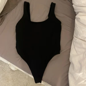 Body  - En jätte fin body från NAKD i bra skick som knappast har använts, jag är en S och den passar mig 💞