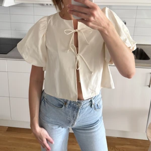 Vit blus med puffärm Gina tricot - Storlek s. Använd enstaka gånger.