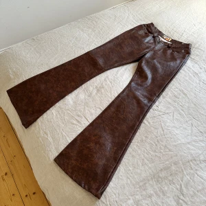Miss Sixty bootcut byxor i skinnimitation - Säljer ett par bruna bootcut-byxor i skinnimitation med låg midja från Miss Sixty. Tidigt 2000-tal! Strl w24/w25 skulle jag gissa på. Jag har w26/27 och dom är precis för små i midjan. Fantastiskt skick!