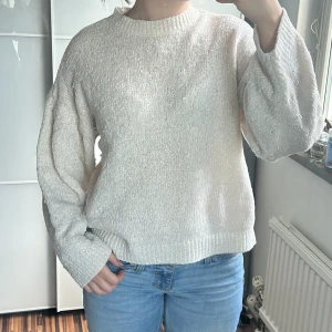 vit stickad tröja - Så fin stickad tröja tyvärr lite sliten på armarna