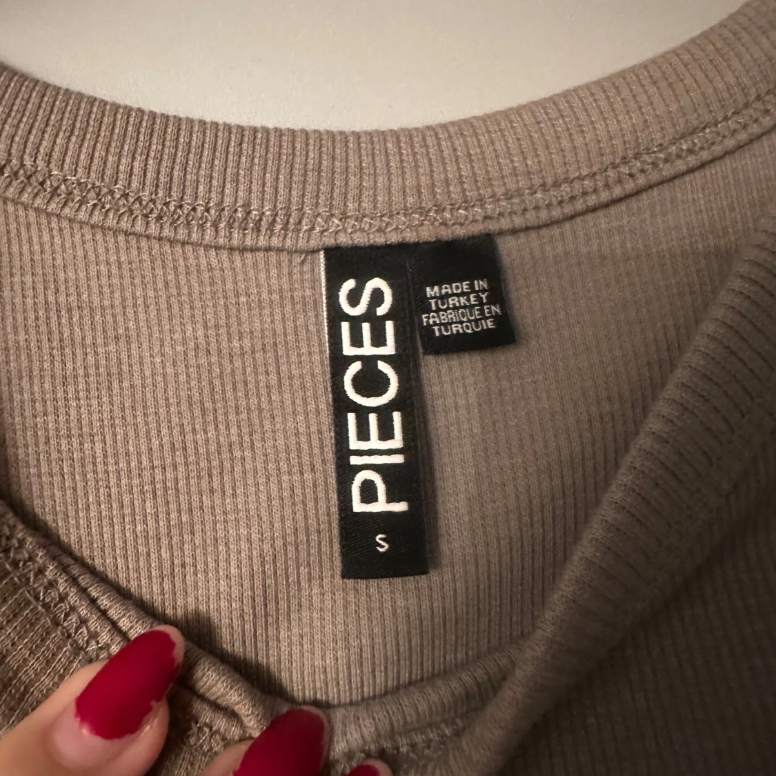 Beige ribbad linnetopp från Pieces - 1
