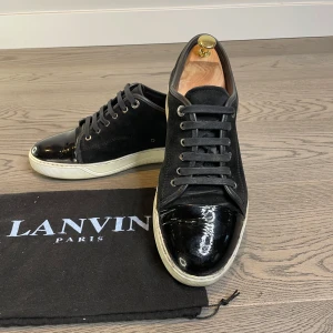 Lanvin skor - Säljer ett par lanvin skor i storlek 8 vilket motsvara 42. Dustbagen följer med vid köp. Några stygn vid sulan och andra ställen har gått ur (bild 5) men inget som syns då det blandas in med dom andra stygnen. Skulle du ha några frågor så är det bara och att kontakta😊