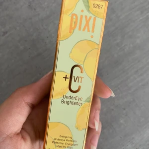Pixi +C Vit UnderEye Brightener - Pixi +C Vit UnderEye Brightener är en ljusreflekterande concealer för området under ögonen. Den kom inte riktigt till användning så därför säljet jag den. Pris kan diskuteras vid snabbköp