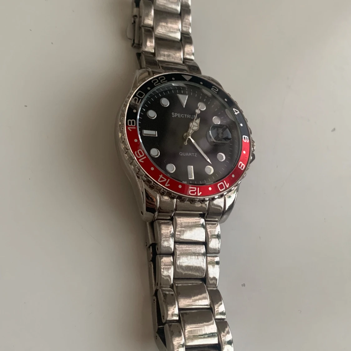 Spectrum silverfärgad klocka med röd/svart ring - 1