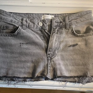 Jeanskjol - Säljer den här jeanskjolen som jag gjort om från Gina! Aldrig använd💕🥰