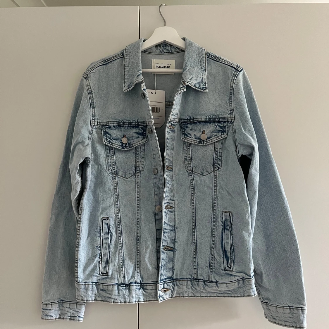 Ljusblå jeansjacka från Pull&Bear.  - 1