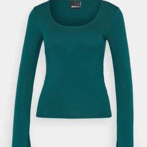Långarmad topp - Knappast använd grön topp från Gina tricot, säljs inte längre i denna färgen.