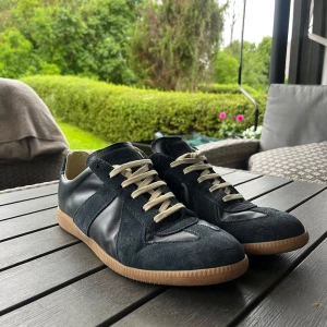 Maison Margiela Mörkblåa - Maison Margiela skor, perfekt nu till sommaren och även hösten. Knappast använda köpte de i vintras men används inte längre. Storlek 45 men passar perfekt för de som har 44. Priset går att förhandla och fråga om du har en fråga.