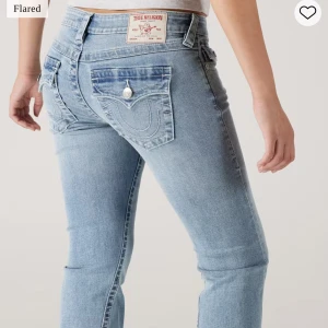 True Religion Jeans  - Intressekoll på mina jätte snygga true religion jeans💓 Vill sälja pga att de knappt kommer till användning längre. Stl 25. Nypris 1299kr 🩷💕