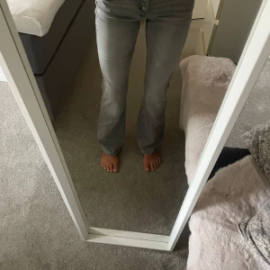Grå bootcut jeans med låg midja från Gina Young  - Snygga lågmidjade gråa jeans från Gina Young!! Storlek 158 och jag är 168 och de passar mig perfekt 