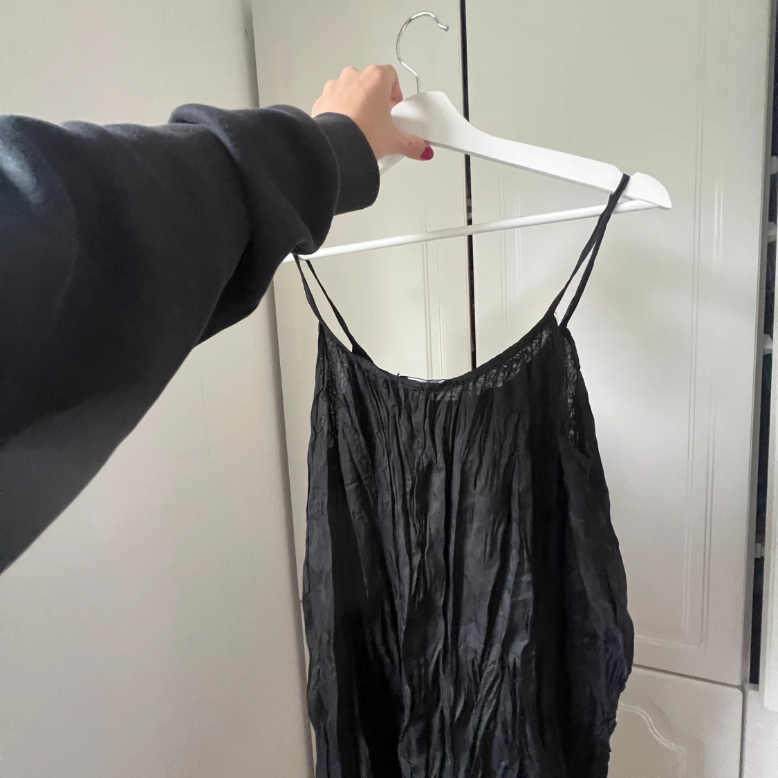 Svart omlottklänning med tunna axelband - 3