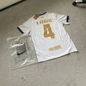 FCB x Cactus Jack - R.Araujo #4 - FC Barcelona tröja med Cactus Jack logga. R.Araujo #4 på ryggen. Storlek L
