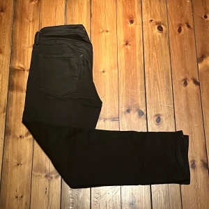  Svarta jack&jones Regular Clark jeans 31/30 - Svarta jeans från Clark i modellen Regular. Klassisk femficksdesign med rak passform och normal midja. Snygga och stilrena byxor i ett mjukt bomullsmaterial, perfekta till sneakers eller boots.