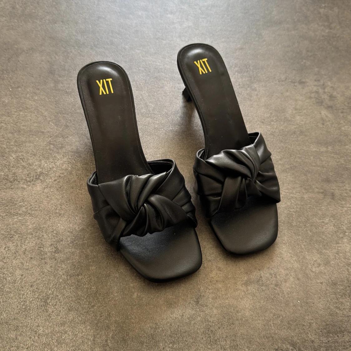 Svarta klackade sandaler 