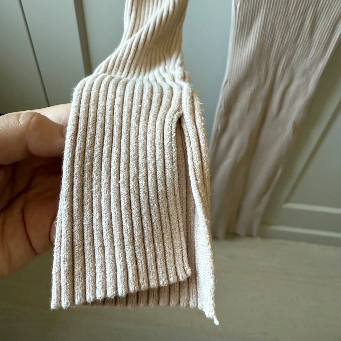 Beige ribbad långklänning Bik Bok - 2