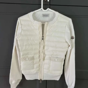 Moncler cardigan - Säljer Syrrans Moncler Jacka som är köpt från vinted så kan ej garantera Äkth€t därav priset 🤗 men den skannar och är väldigt fint sydd och bra kvalité. Perfekt till Vardags eller om man ska vara finklädd. Inga skador eller märken 