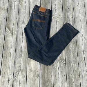 Nudie Jeans - Shyssta jeans ifrån Nudie Jeans i väldigt bra skick. Jeansen är i storlek 29/34 (se sista bild). Hör av dig vid frågor och funderingar! 9,5/10 skick
