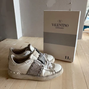 Valentino Garavani sneakers med glitter - Säljer nu mina unika valentino skor. Rätt så använda skor men är unika och hållit bra genom åren, priset går att diskutera vid snabb affär!!