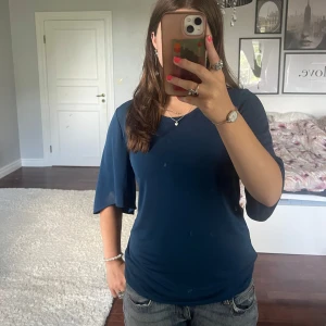 Mörkblå blus🩵 - Säljer en stilren mörkblå blus från Ann Taylor i storlek S. Blusen har en enkel och clean design med rund halsringning och vida, halvlånga ärmar. Perfekt att matcha med jeans eller kjol för en snygg look.🩵 Den är köpt secondhand men inga tecken på användning