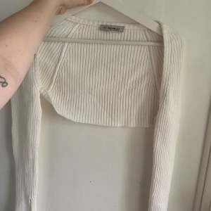Vit bolero - Vit bolero med slits på ärmen. Från. Chiquelle tror jag. Köpt på Vinted men aldrig använd. Inte så mjuk i materialet, lite ”hårdare” stelt material.  Står ingen storlek men sitter som en XS  Kom med prisförslag har bundle rabatt!!❣️