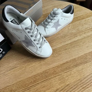 Golden Goose  - Ett par Golden Goose i fint skick som är perfekta för den svenska hösten säljer jag nu!