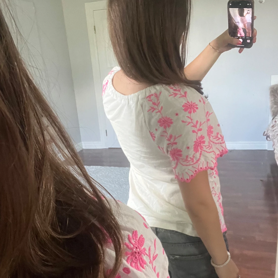 Vit blus med rosa broderi✨ - 1