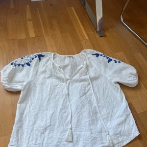 Linneblus med mörkblå broderi detaljer  - Superfin oanvänd linne blus med broderade detaljer