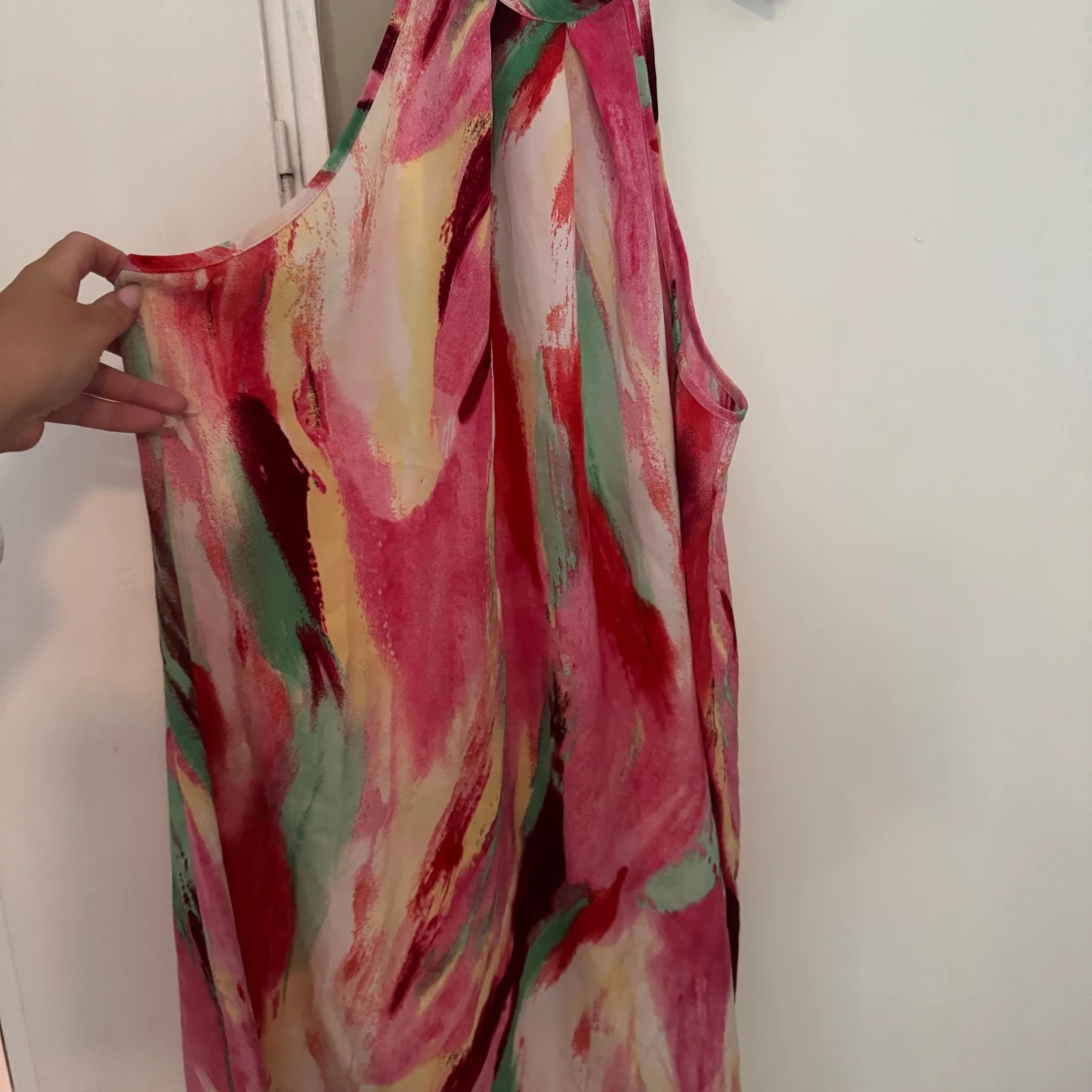 Färgstark ärmlös långklänning