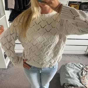 Tröja - Vit stickad tröja, så fin på sommarkvällar!!