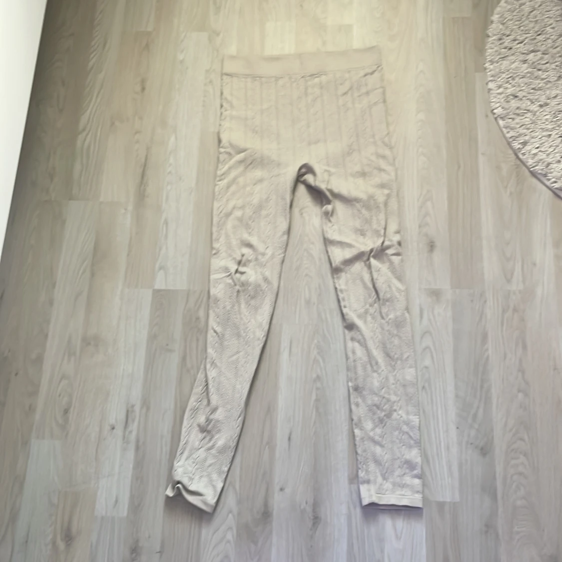 Beige stickade leggings från H&M