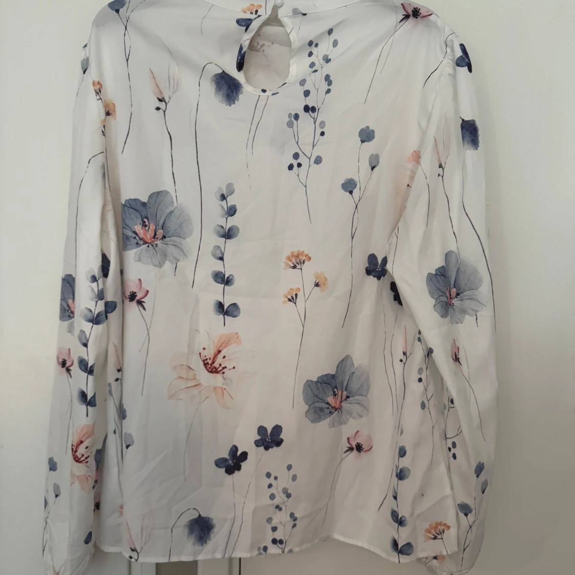 Ljus blus med blommigt mönster - 1