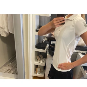 Ny vit tränings piké från Pelle P - Helt ny med prislapp! Vit piké från Pelle P i träningsmaterial. Köpte för 869 kr men säljer för 599 kr. Storlek XS men skulle passa S också för det är töjbart material. Skriv vid frågor! 