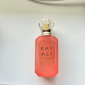 Kayali Eden Sparkling Lychee 39 - Kayali Eden Sparkling Lychee 39 är en parfym i en snygg, rosa glasflaska med guldiga detaljer och en kristalliknande transparent kork. Flaskan har en modern, kantig form och ger ett lyxigt intryck. Doften är fruktig och fräsch med inslag av litchi.