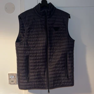 Emporio Armani väst - Armani väst i nyskick, använd endast några gånger, pris går att diskutera. Storlek 50, passar folk i Medium