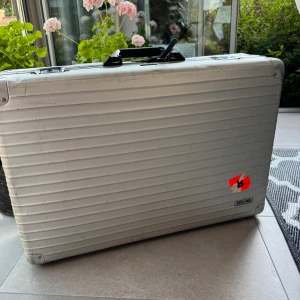 Rimowa resväska - Vintage Rimowa resväska i väl använt skick, men funkar fortfarande utmärkt. Köpt på NK i Stockholm för många år sedan. Mått: 63x45x20