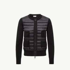 Moncler cardigan dam  - Jackan är i extremt bra skick och ja säljer den då jag inte använder den så mycket längre. Skicka privat för värdighetsbevis. Inget slitage! Pris kan diskuteras vid snabb affär!