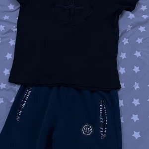 Svarta Philipp plein mjukis och Stone Island TShirt - Säljer mörkblåa mjukisbyxor från Philipp plein i storlek M . Ingår även en svart Stone island t-shirt. Säljer byxorna för 500kr och t shirten 250kr enskilt om man så önskar. Annars säljer jag båda för 600kr