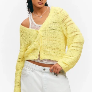 Gul stickad kofta med knappar - Superfin ljusgul stickad kofta med knappar framtill. Färgen är perfekt, speciellt nu på sommaren! Tröjan är ej använd med prislappen kvar, nypris är 500🥰