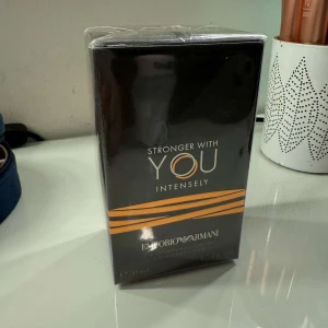 Armani stronger with you parfym - Säljer min stronger with you parfym fån Armani i 50 ml, intensly. Helt oöppnad oh fortfarande inplastad! 