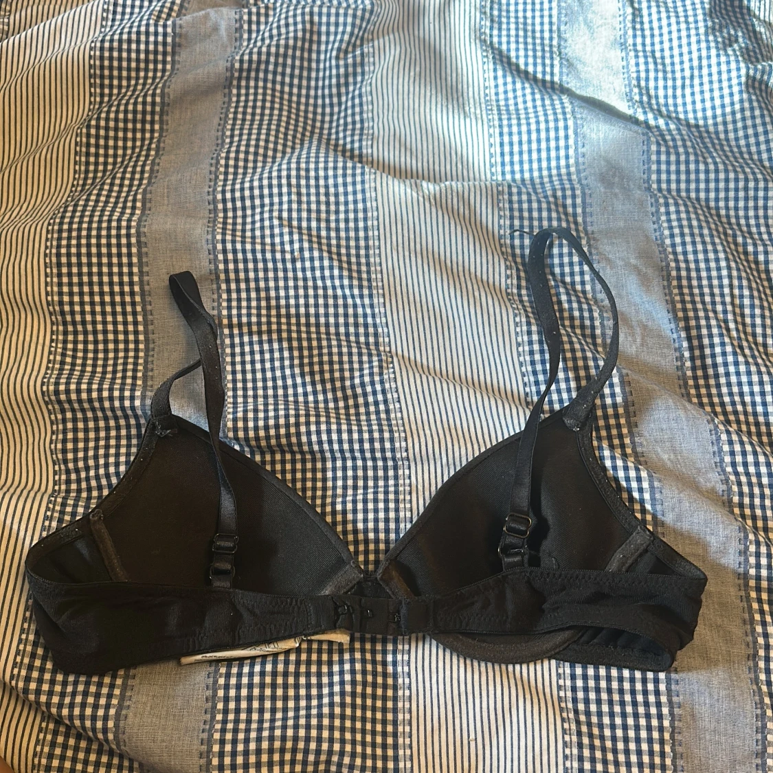 Svart vadderad bh med rosett - 1