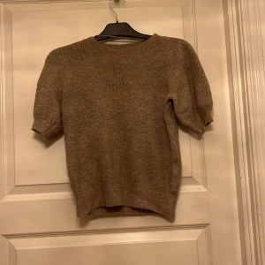 Stickad tröja  - Stickad tröja från vero Moda är använd 3 gånger säljer för den inte kommer till användning inte knoppning eller något sånt liknande i färgen brun och storlek xs 