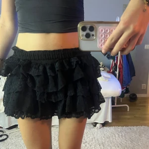 Volang kjol - Säljer denna skit snygga volangkjolen från shein. Aldrig använd. Jätte bra material