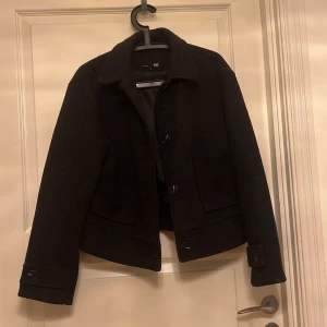 Kappa  - En fin kappa från lager 157 i storlek S den är använd ett par gånger men är i jätte bra stick i färgen svart