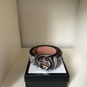 Grått G G bälte silver logga🔥 - Grått G G bälte med silver logga 🔥.                   125 + förkortare följer med!